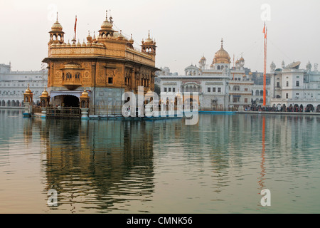 Der Goldene Tempel, auch bekannt als Harmindar Sahib, der heiligste Ort der Sikhs in Amritsar, Punjab, Indien. Stockfoto