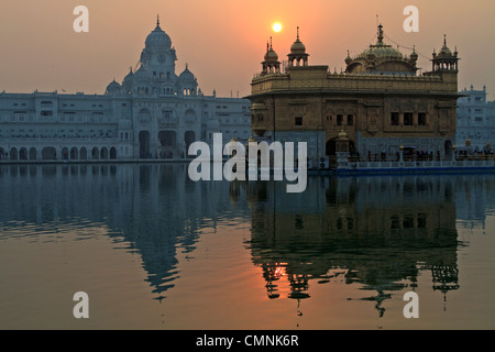 Der Goldene Tempel, auch bekannt als Harmindar Sahib, der heiligste Ort der Sikhs in Amritsar, Punjab, Indien. Stockfoto