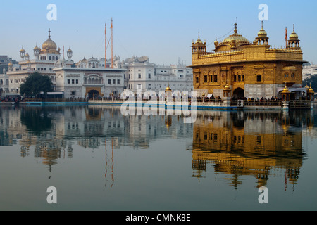 Der Goldene Tempel, auch bekannt als Harmindar Sahib ist der heiligste Ort der Sikhs und befindet sich in Amritsar, Indien. Stockfoto