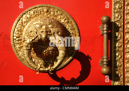 Die reich verzierten Türklopfer Namdroling Kloster, die Gastgeber der berühmten Golden Buddha Tempel in Kushalnagar, Karnataka, Indien. Stockfoto