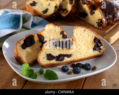 Milch-Brot mit getrockneten Pflaumen Studio Foto mit farbigen Hintergrund Stockfoto