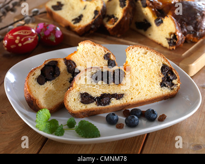 Milch-Brot mit getrockneten Pflaumen Studio Foto mit farbigen Hintergrund Stockfoto