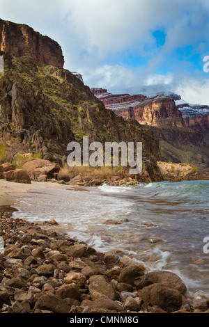 Ein Sturm klärt über den Colorado River fließt durch Grand Canyon National Park in der Nähe von Monument Creek, Arizona, USA. Stockfoto