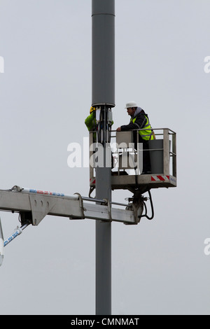 Handy-Mast von zwei Männern gearbeitet wird Stockfoto