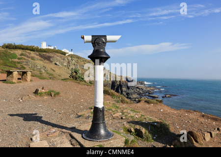 Öffentliche Teleskop auf Halbinsel Klippe Blick auf kornischen Küste mit Leuchtturm jenseits auf Lizard Point Cornwall England UK Stockfoto