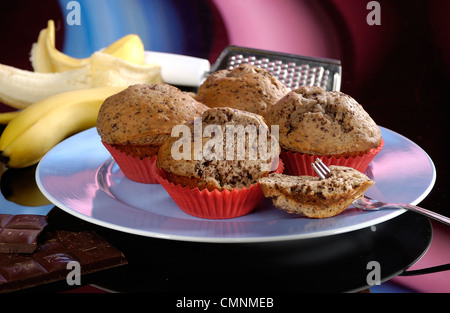 Schokolade und Banane Muffins Studio Foto mit farbigen Hintergrund Stockfoto