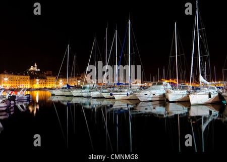 Basilika Notre-Dame De La Garde, Marseille, Frankreich. Blick vom historischen Hafen "alten Hafen" in der Nacht. Stockfoto