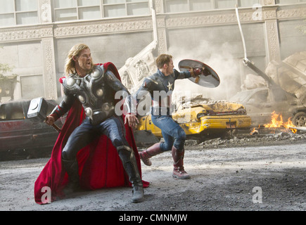 AVENGERS ASSEMBLE 2012 Marvel/Paramount-Film mit Chris Hemsworth auf der linken Seite und Chris Evans Stockfoto