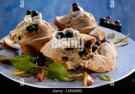 Muffins mit Walnuss und Heidelbeere. Schön und lecker! Das Foto wurde im Fotostudio Stockfoto