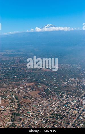 Kilimanjaro und Moshi Town center, Luftaufnahme, Tansania Stockfoto