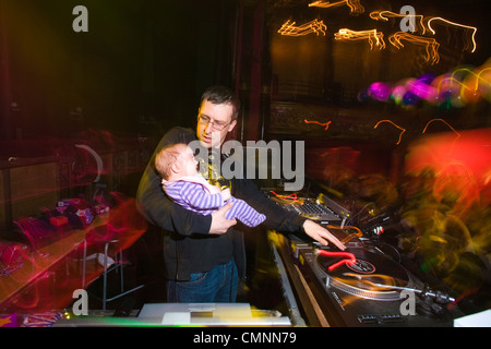 DJ mit 6 Monate alten Tochter spielen einige Melodien auf der Bedienkonsole an Baby liebt Disco, Clapham Grand, London, UK Stockfoto