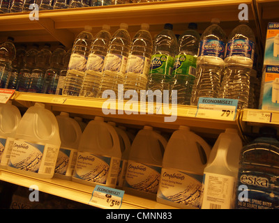 Wasser in Flaschen auf einem Regal in einem Lebensmittelgeschäft Stockfoto