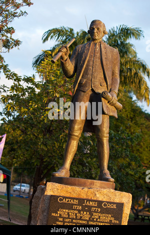 Statue von Captain James Cook, der sein Schiff am heutigen Tag Cooktown 1770 landete "Sich bemühen". Cooktown, Queensland, Australien Stockfoto