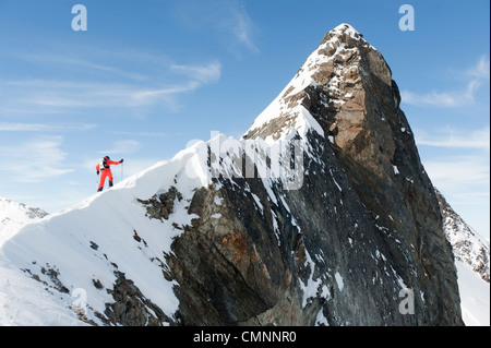 Ein Freeskier Klettern auf einem steilen Rodge im Stubaital, Österreich. Stockfoto