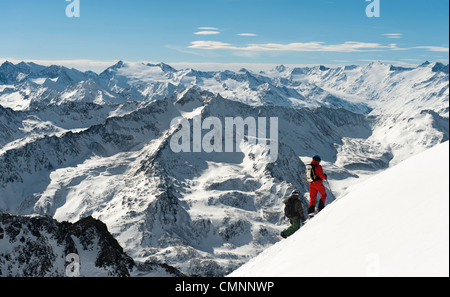 Zwei Freeskier bewundern die winterliche Berglandschaft im Stubaital, Österreich. Stockfoto