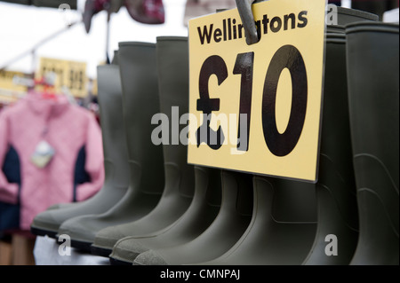 Grüne Wellington boots für Verkauf auf einem Marktstand. Stockfoto