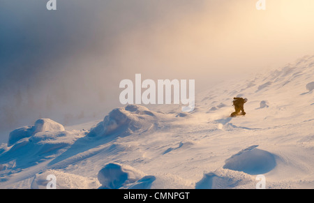 Ein Snowboarder, bewundern Sie die Aussicht auf Kumputunturi, Finnisch-Lappland. Stockfoto