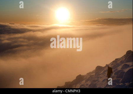 Ein Snowboarder, bewundern Sie die Aussicht auf Kumputunturi, Finnisch-Lappland. Stockfoto