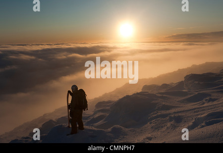 Ein Snowboarder, bewundern Sie die Aussicht auf Kumputunturi, Finnisch-Lappland. Stockfoto