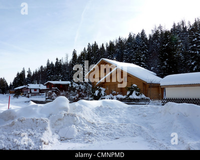 Chalets vor Tannen im Jura-Gebirge, der Schweiz, mit viel Schnee Stockfoto