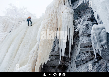 Eisklettern in Korouma, Posio, Finnisch-Lappland. Stockfoto