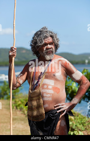 Einheimische Männer vom Stamm der Guugu Yimithirr während Re-Inszenierung von Captain Cooks Landung, Cooktown, Queensland, Australien Stockfoto