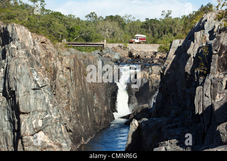 Mit dem Geländewagen fahren, Überquerung des kleinen Annan-Flusses in der Nähe von Cooktown, Queensland, Australien Stockfoto