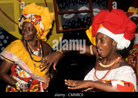 Frauen in traditionellen bahianischen Kleid Tanz während Karneval in Salvador Bahia Brasilien Stockfoto