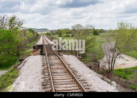 Eisenbahnunterführung mit Bahngleisen oben und Auto unten - Austin und Texas Central Railroad, zwischen Austin und Burnett, Texas. Stockfoto