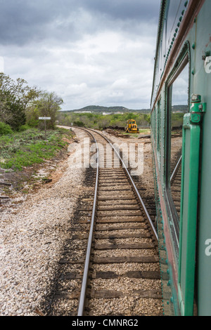 Reflexion der Titel im Fenster des "Hill Country Flyer" touristischen Zug in der Nähe von Burnet, Texas. Stockfoto