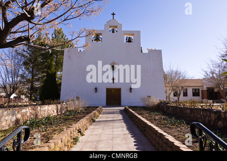 Morgenlicht in der St. Francis de Paula Missionskirche in Tularosa, New Mexico (gegründet 1865). Stockfoto