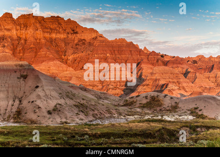 Sonnenaufgang in den Badlands National Park in South Dakota. Am frühen Morgen das Sonnenlicht Malerei Licht und Schatten über die Berge und Felsformationen. Stockfoto