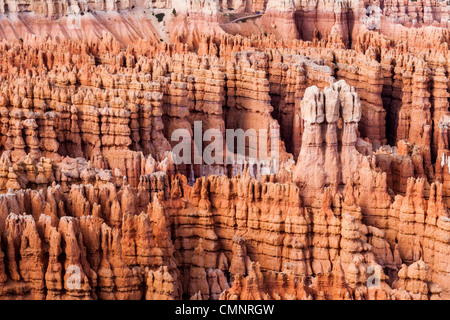 Abendlicht kurz vor Sonnenuntergang auf Hoodoos und Felsformationen am Inspiration Point im Bryce Canyon National Park in Utah. Stockfoto