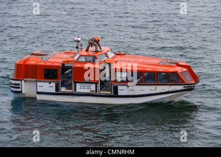 Rettungsboot, auch bekannt als zarte Schiff von Kreuzfahrt Schiff Maasdam von Holland America LIne, Bar Harbor, Maine gesenkt. Stockfoto