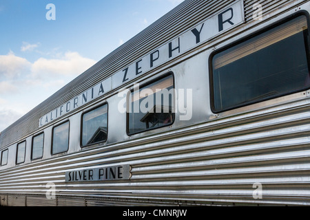 Vintage-Schienenfahrzeuge, viele aus den 1920er Jahren, in Zughof in Austin und Texas Central Railroad Depot in Austin, Texas. Stockfoto