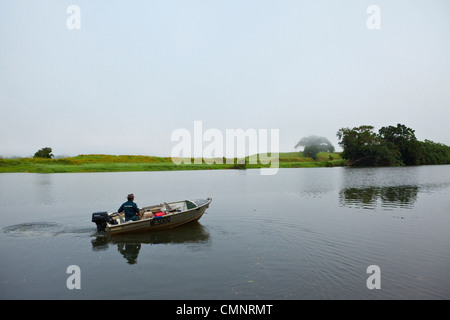 Fischer im Schlauchboot am Daintree River. Daintree Nationalpark, Queensland, Australien Stockfoto