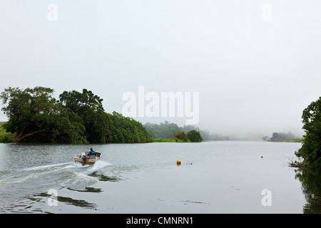 Fischer im Schlauchboot am Daintree River. Daintree Nationalpark, Queensland, Australien Stockfoto