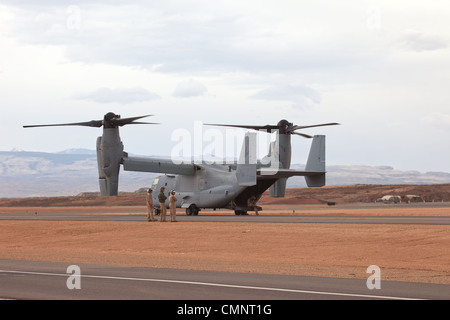 Flugzeug V22 Osprey senkrecht startende Landung Truppentransporter für Krieg und Kampf Flugzeug startklar. Wüste Lage. Stockfoto