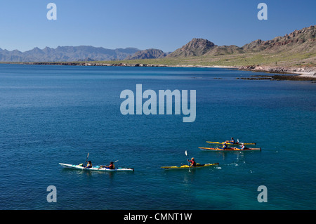 See-Kajak entlang Isla Carmen in der Sea of Cortez, Loreto Bay National Park, Baja California, Mexiko. Stockfoto