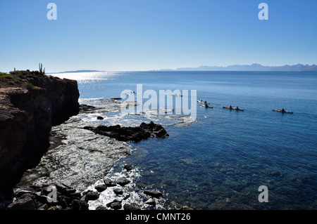 See-Kajak entlang Isla Carmen in der Sea of Cortez, Loreto Bay National Park, Baja California, Mexiko. Stockfoto