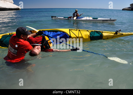 Anleitung beizubringen, wie man ein Seekajak Rollen Sea of Cortez, Loreto Bay National Park, Baja California, Mexiko. Stockfoto