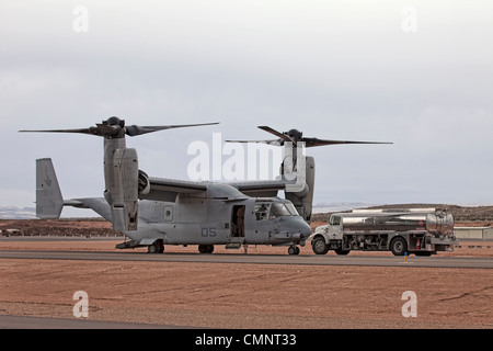 Flugzeuge, V022 Osprey im Flug gegen Gewitterwolken. Vertikalen Start und Landung Truppentransporter im Krieg verwendet. Tanken Sie LKW. Stockfoto