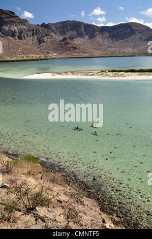 Kajakfahren in Balandra Bay, Sea of Cortez, Baja California, Mexiko. Stockfoto