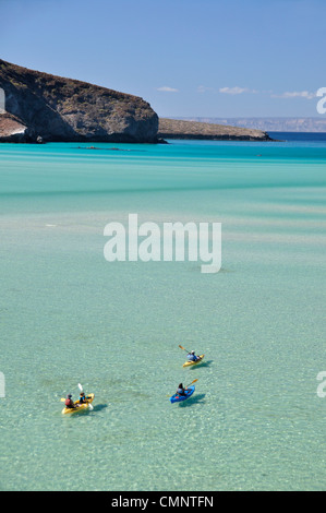 Kajakfahren in Balandra Bay, Sea of Cortez, Baja California, Mexiko. Stockfoto