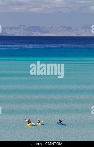 Kajakfahren in Balandra Bay, Sea of Cortez, Baja California, Mexiko. Stockfoto