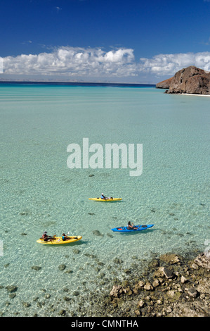 Kajakfahren in Balandra Bay, Sea of Cortez, Baja California, Mexiko. Stockfoto