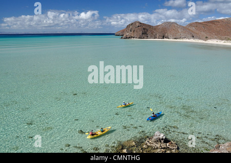 Kajakfahren in Balandra Bay, Sea of Cortez, Baja California, Mexiko. Stockfoto