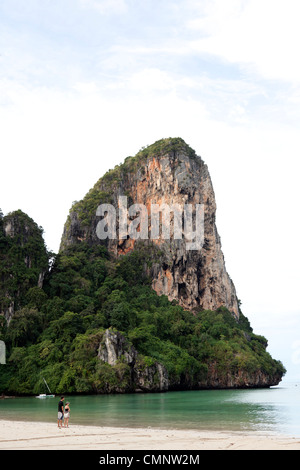 Die Kalkfelsen des südlichen Endes des Railay Bay (Krabi - Thailand). Les Formationen Karstiques Sud De La Baie de Railay. Stockfoto