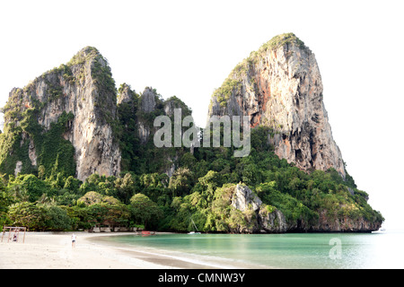 Die Kalkfelsen des südlichen Endes des Railay Bay (Krabi - Thailand). Les Formationen Karstiques Sud De La Baie de Railay. Stockfoto