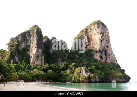 Die Kalkfelsen des südlichen Endes des Railay Bay (Krabi - Thailand). Les Formationen Karstiques Sud De La Baie de Railay. Stockfoto